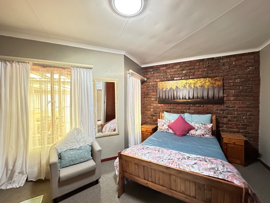 6 Bedroom Property for Sale in Heiderand Western Cape